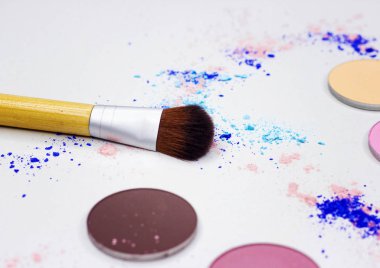 Yeni Fırça ve beyaz göz farı.