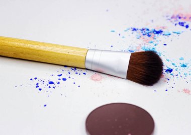 Yeni Fırça ve beyaz göz farı.