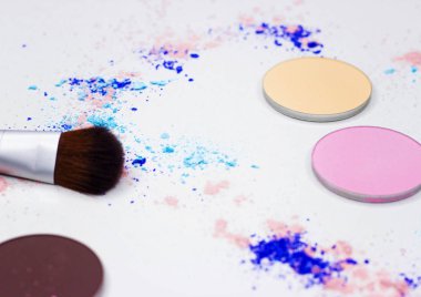 Yeni Fırça ve beyaz göz farı.