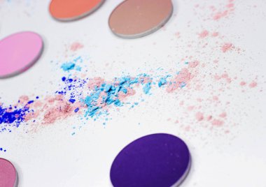 Beyaz üzerine profesyonel makyaj için renkli gölge