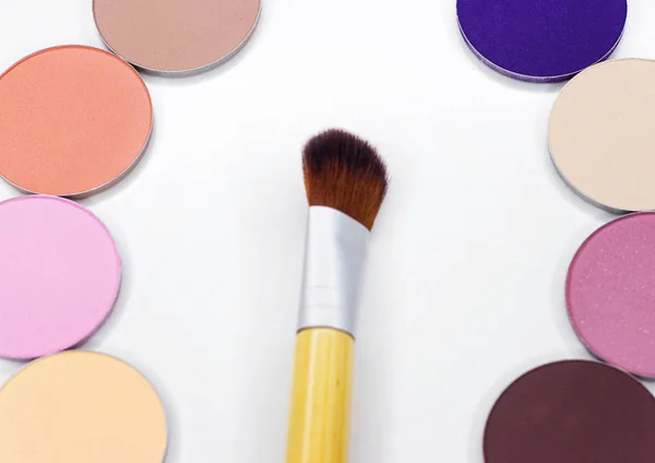 A new brush and eye shadow on white. — Stock Photo, Image