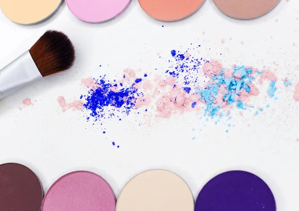 Yeni Fırça ve beyaz göz farı.