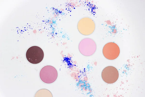 Beyaz üzerine profesyonel makyaj için renkli gölge
