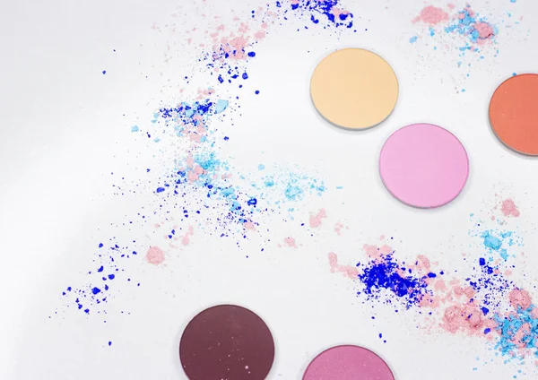 Beyaz üzerine profesyonel makyaj için renkli gölge