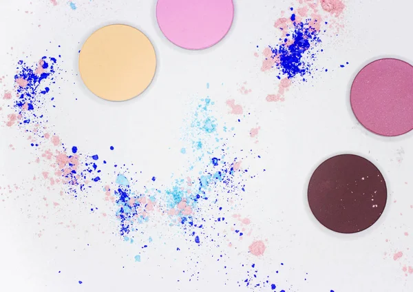 Beyaz üzerine profesyonel makyaj için renkli gölge