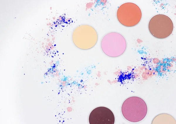 Beyaz üzerine profesyonel makyaj için renkli gölge