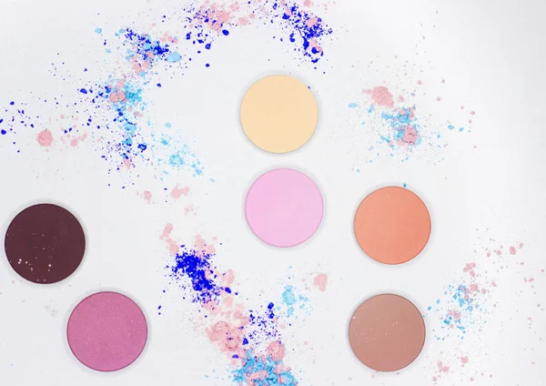 Beyaz üzerine profesyonel makyaj için renkli gölge