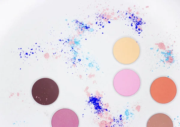 Beyaz üzerine profesyonel makyaj için renkli gölge