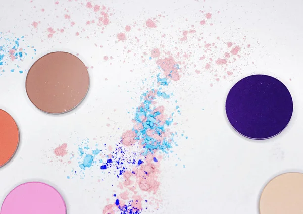 Beyaz üzerine profesyonel makyaj için renkli gölge