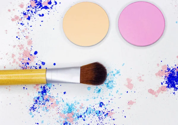 Yeni Fırça ve beyaz göz farı.