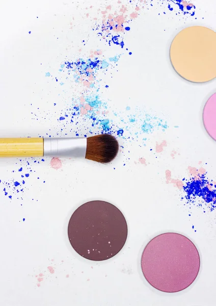 Yeni Fırça ve beyaz göz farı.