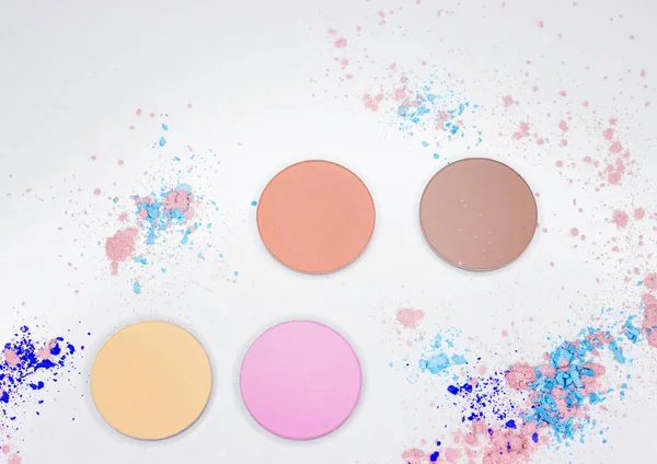 Beyaz üzerine profesyonel makyaj için renkli gölge