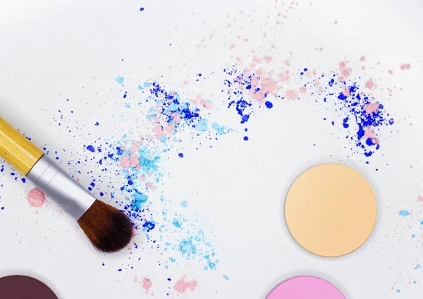 Yeni Fırça ve beyaz göz farı.