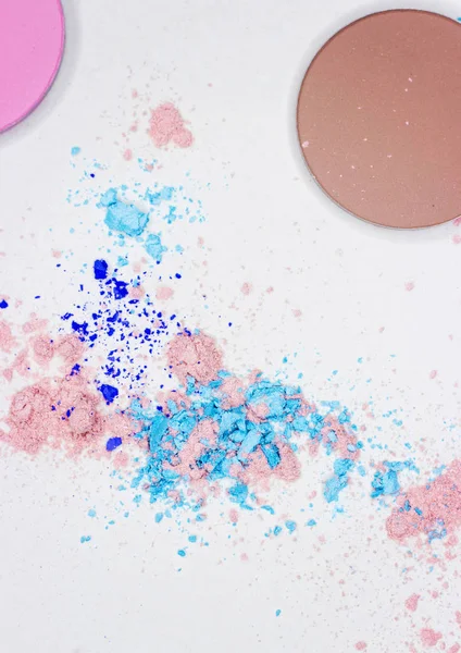 Beyaz üzerine profesyonel makyaj için renkli gölge