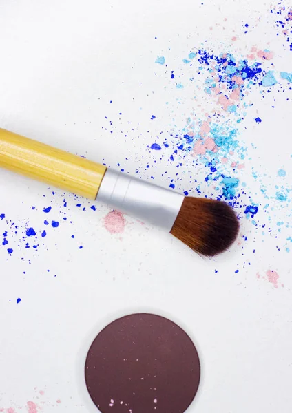 Yeni Fırça ve beyaz göz farı.