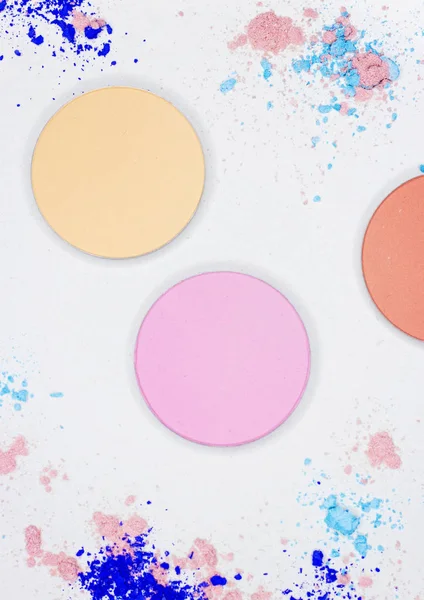 Beyaz üzerine profesyonel makyaj için renkli gölge