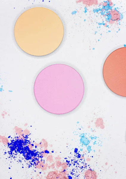 Beyaz üzerine profesyonel makyaj için renkli gölge