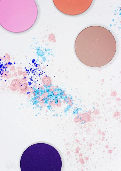 Beyaz üzerine profesyonel makyaj için renkli gölge