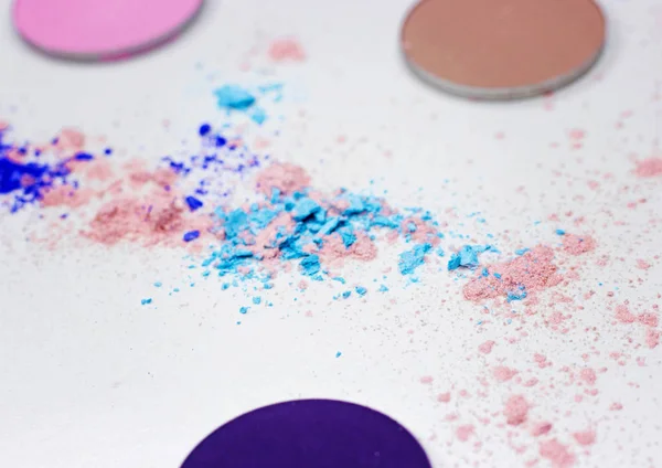 Beyaz üzerine profesyonel makyaj için renkli gölge