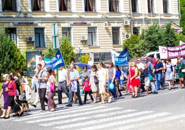 Kamenetz-Podolsk. Ukrayna. 28 Mayıs. 2017. Festival insanlar geçit töreni.