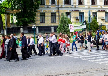 Kamenetz-Podolsk. Ukrayna. 28 Mayıs. 2017. Festival insanlar geçit töreni.