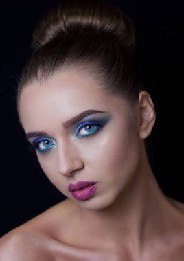 Güzel fotoğraf modelleri için parlak makyaj.