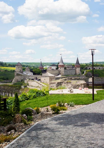 Kamenetz-Podolsk. UCRANIA. 05 de agosto. 2017. Bonita vista del antiguo castillo . — Foto de Stock