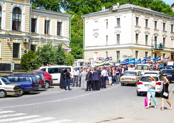 Kamenetz-Podolszkij. Ukrajna. Május 28-án. 2017. ünnepi emberek parádé. — Stock Fotó