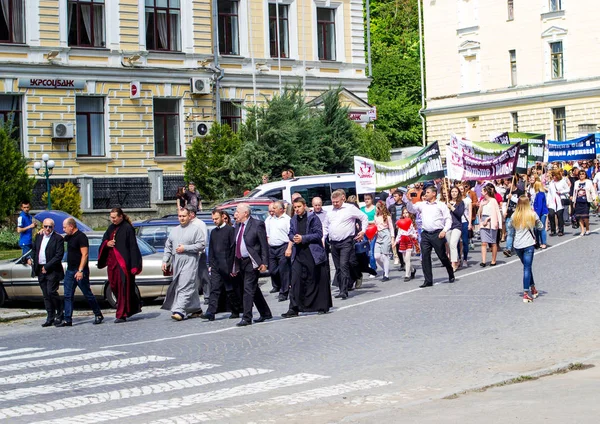 Kamenetz-Podolsk. Ukrayna. 28 Mayıs. 2017. Festival insanlar geçit töreni.