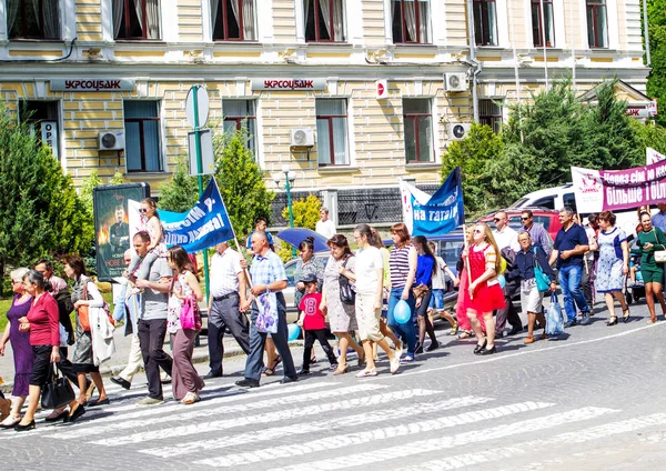 Kamenetz-Podolsk. Ukrayna. 28 Mayıs. 2017. Festival insanlar geçit töreni.