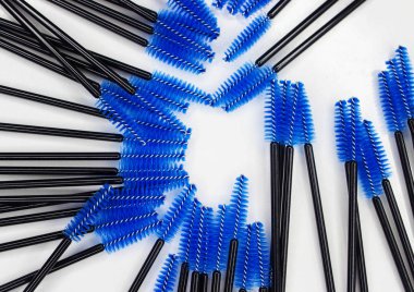 Beyaz üstüne kirpik için fırçalar