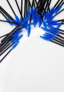 Beyaz üstüne kirpik için fırçalar