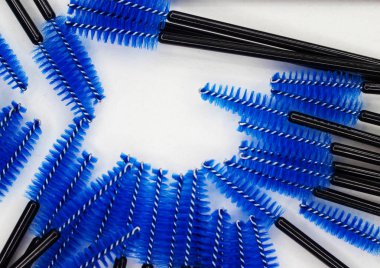 Beyaz üstüne kirpik için fırçalar