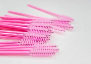 Beyaz üstüne kirpik için fırçalar