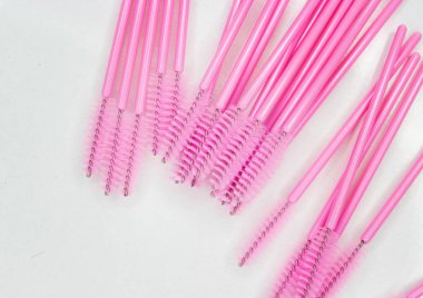 Beyaz üstüne kirpik için fırçalar