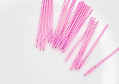 Beyaz üstüne kirpik için fırçalar