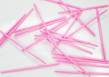 Beyaz üstüne kirpik için fırçalar