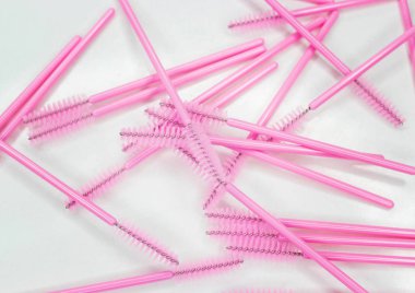 Beyaz üstüne kirpik için fırçalar