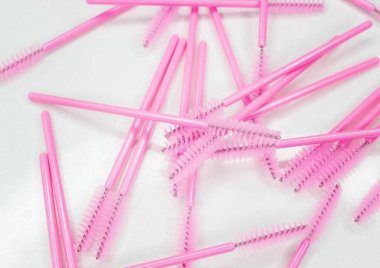 Beyaz üstüne kirpik için fırçalar