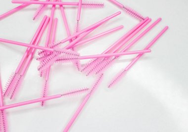 Beyaz üstüne kirpik için fırçalar