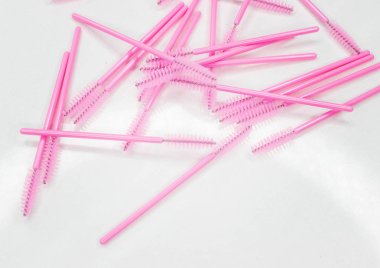 Beyaz üstüne kirpik için fırçalar