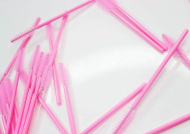 Beyaz üstüne kirpik için fırçalar