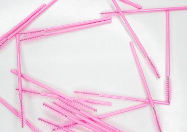 Beyaz üstüne kirpik için fırçalar