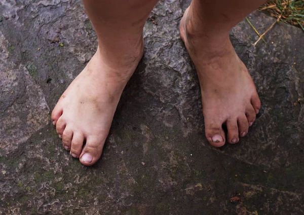 Los pies sucios de un niño —  Fotos de Stock