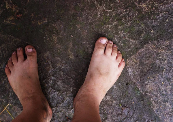 Los pies sucios de un niño —  Fotos de Stock