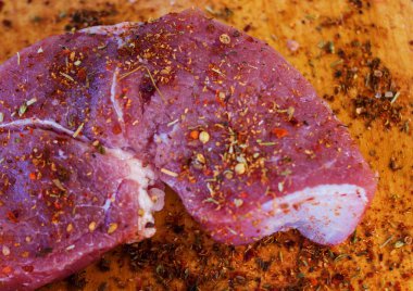 Ağaç baharat ile çiğ et