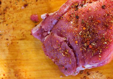 Ağaç baharat ile çiğ et