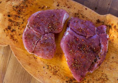 Ağaç baharat ile çiğ et