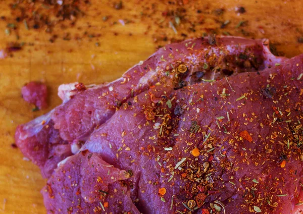 Ağaç baharat ile çiğ et