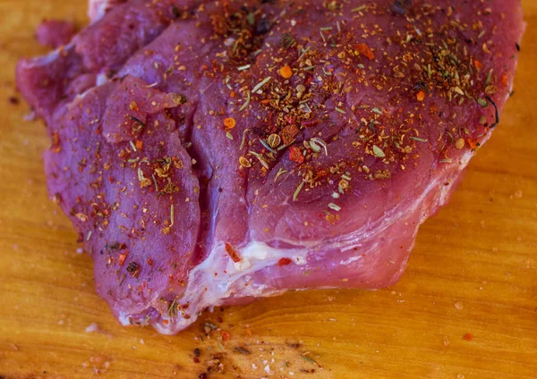 Carne cruda con condimento en el árbol — Foto de Stock